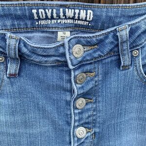 Idyllwind size 12 button front light wash stretch flare high-waisted jeans.